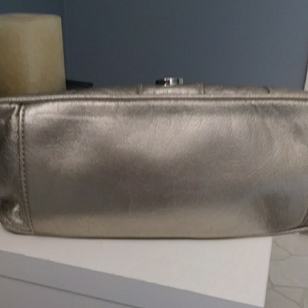 NWOT Guess Handbag. - Picture 7 of 7
